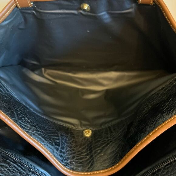 Vintage International All Weatherwear Tan Leather Zippered Handbag. - Picture 4 of 11